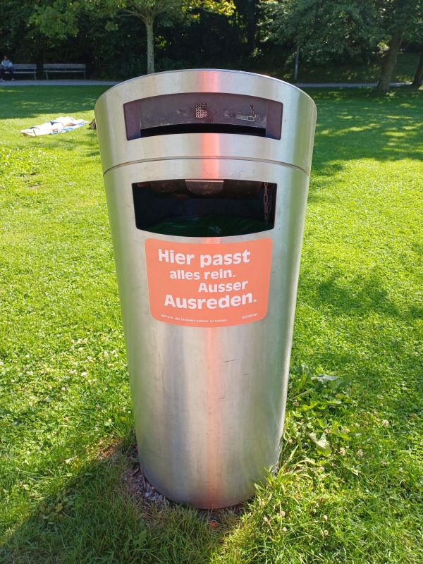 Foto 1 "Abfallkübel mit Slogan"